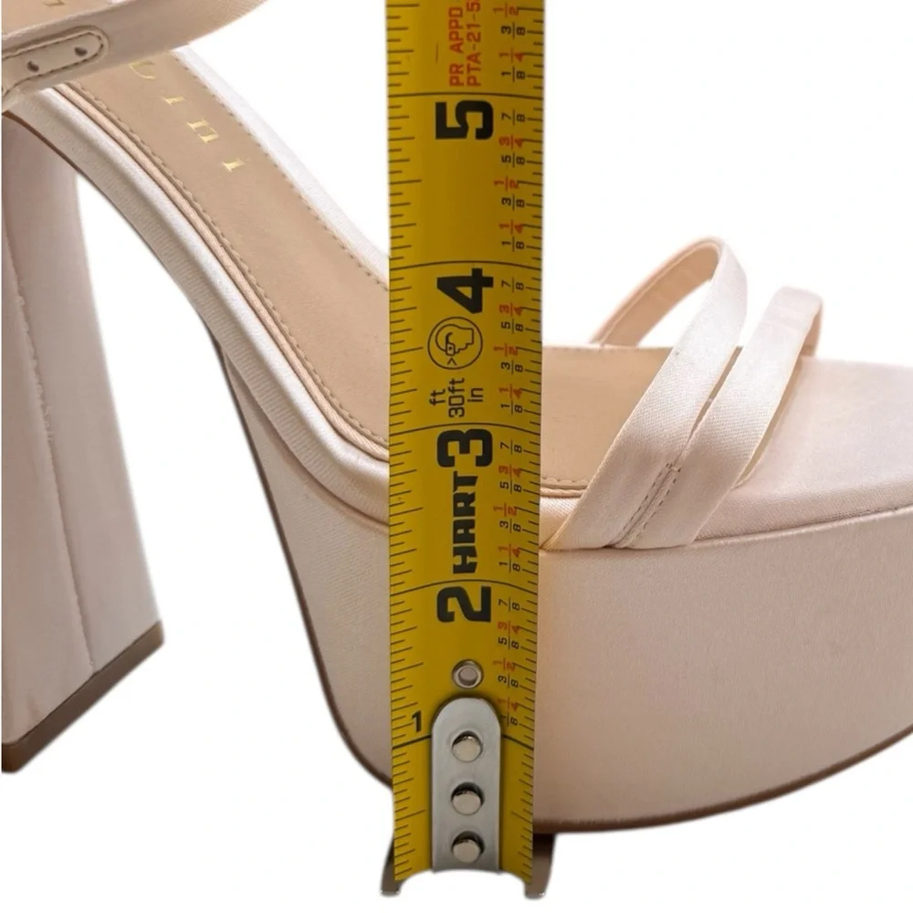 Gianni Bini NWT Platform Sandals Pink